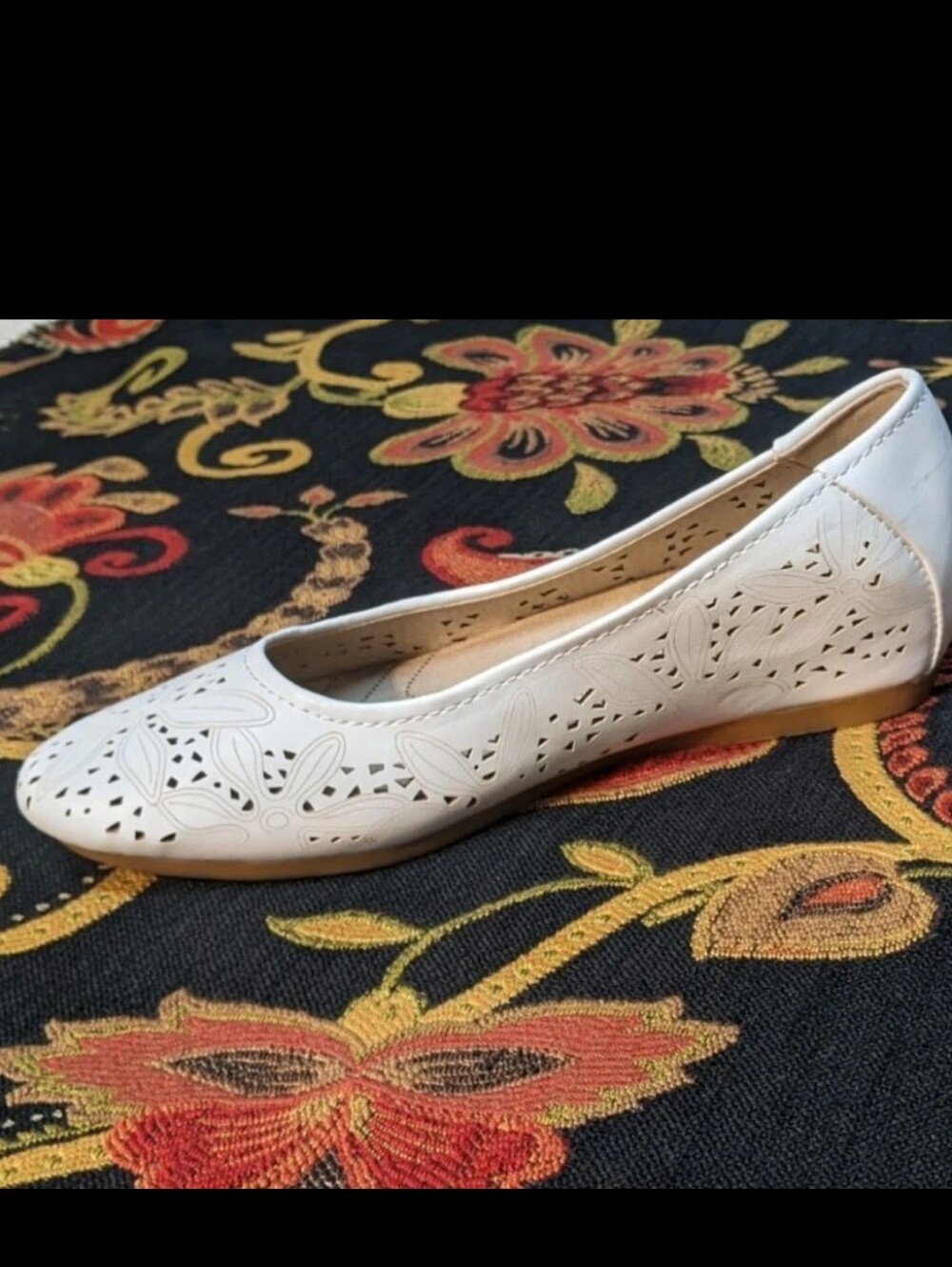 Baretraps Memory Foam White Mariah Laser-Cut Ballet Flat, 8M